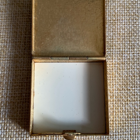 1960’s Florenza faux coral gold tone pill box, tooth fairy box or trinket box - Picture 3 of 5